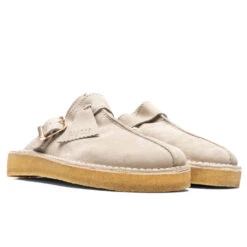 Clarks Trek Mule - Sand -Fashion Clothing Store Clarks Trek Mule Sand 26168619 07 28 22 Feature JP 2