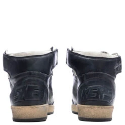 Golden Goose Sky Star - Black/White 9 Golden Goose Sky Star - Black/White -Fashion Clothing Store Golden Goose Sky Star Black White GMF00230.F002944 80203 06 23 23 Feature DV 6