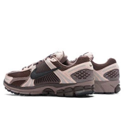 Nike Women's Zoom Vomero 5 - Plum Eclipse/Black/Pink Oxford -Fashion Clothing Store Nike Vomero 5 Women s Plum Eclipse Black Pink Oxford FV1166 200 10 20 23 Feature KN 5