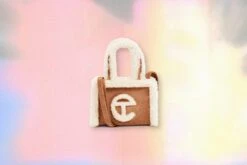 UGG X Telfar Small Bag - Chestnut 7 UGG X Telfar Small Bag - Chestnut -Fashion Clothing Store UGG x Telfar Small Bag Chestnut 1123204 CHE 11 12 21 feature01 9f3a629d db8c 4fce ab2a 84dc450f1ff6