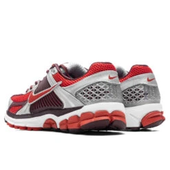 Nike Women's Zoom Vomero 5 - Mystic Red/Mystic Red/Metallic Platinum -Fashion Clothing Store Women s Zoom Vomero 5 Mystic Red Mystic Red Metallic Platinum FN7778 600 07 14 23 Feature JP 5